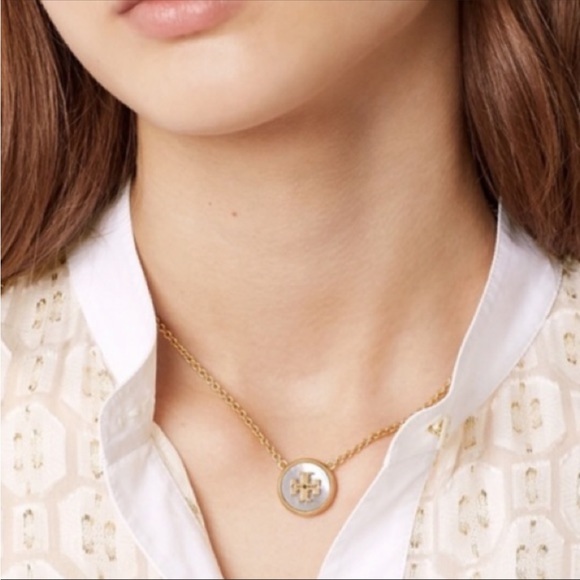 Tory Burch sale Semiprecious Mother of pearl  Medallion pendant chain necklace - Picture 2 of 6